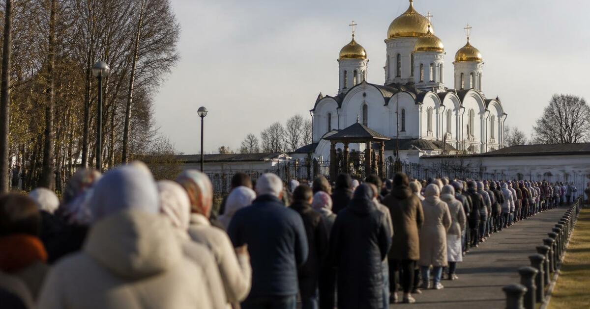 Тысячи верующих из Сочи и окрестностей выстроил...
